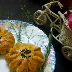 Potato filled flower bread A picture of Potato filled flower bread.