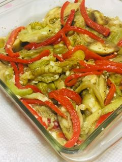Una foto de Berenjenas 🍆 Asadas con Pimientos  Rojos  Saludables 🍆