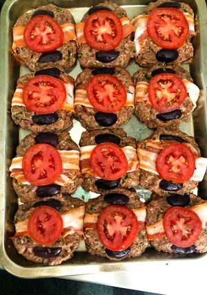Una foto de Hamburguesas al horno con papas en aceite de oliva y orégano con sal de maras