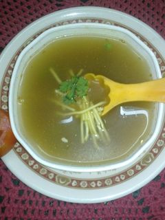 वैजी क्रीमी नूडल्स सूप(veggi creamy noodles soup recipe in hindi) रेसिपी मुख्य फोटो