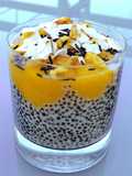 Pudding de chía y mango con cobertura de nueces y coco