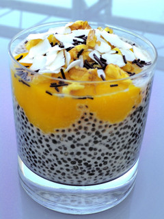 Una foto de Pudding de chía y mango con cobertura de nueces y coco