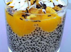 Foto principal de Pudding de chía y mango con cobertura de nueces y coco