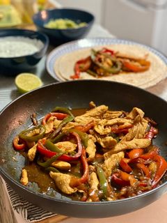 Una foto de Fajitas de pollo con sus salsas