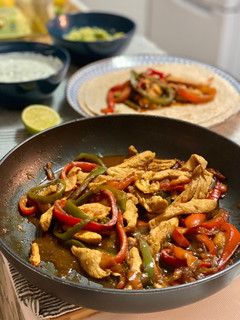 Una foto de Fajitas de pollo con sus salsas