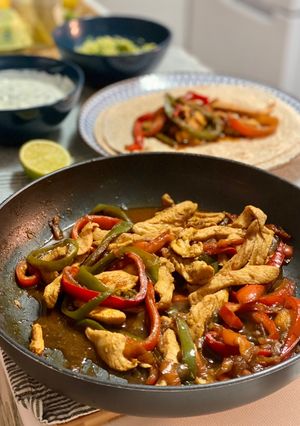 Una foto de Fajitas de pollo con sus salsas