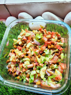 A picture of Chatpata chana salad.