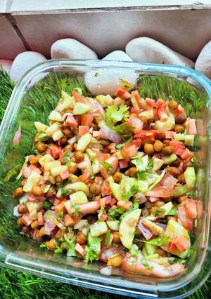 A picture of Chatpata chana salad.