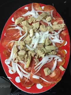 Una foto de Ensalada de tomate, cebolla, bonito y huevo cocido