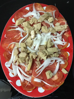 Una foto de Ensalada de tomate, cebolla, bonito y huevo cocido