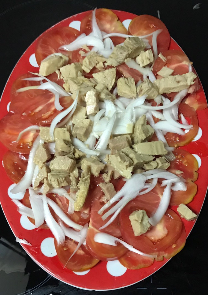 Una foto de Ensalada de tomate, cebolla, bonito y huevo cocido
