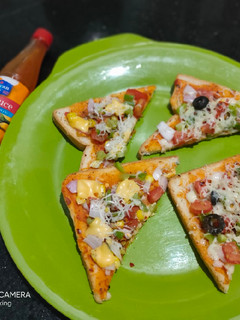 બ્રેડ પીઝા (Bread Pizza Recipe in Gujarati) રેસીપી મુખ્ય ફોટો