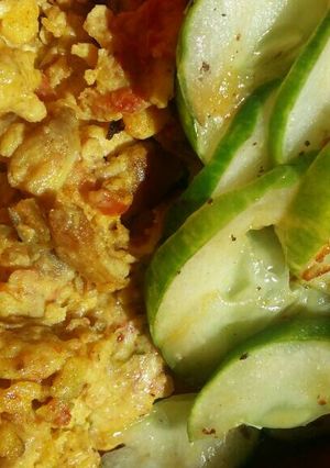 A picture of Scrambled eggs and stir fried cucumber.