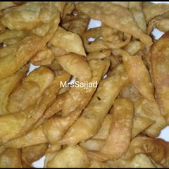 A picture of Crispy Namak paray.