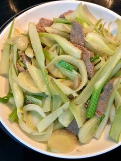 Hình của món Bò xào củ hồi.