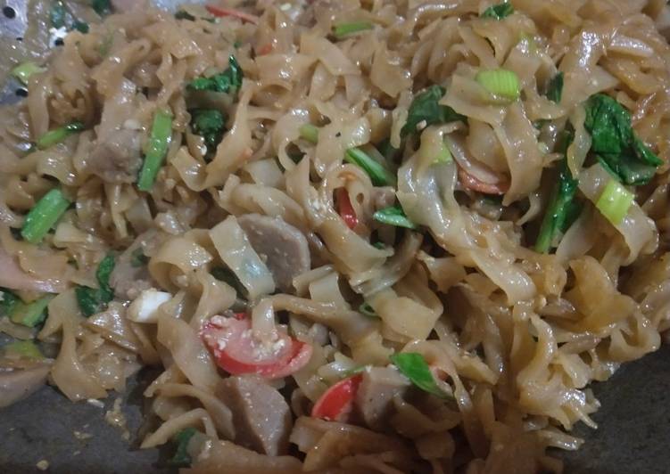 Cara Gampang Menyiapkan Kwetiau Goreng Soba (Sosis Bakso), Enak