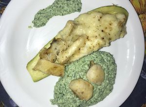 Una foto de Zucchinis rellenos de pescado con puré de acelga