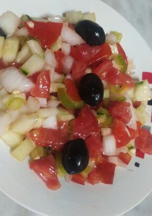 صورة لوصفة سلطة خضار صيفية تبرد القلب 🌶️🥒🧅🍅🍋🫑