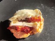 Una foto de humus con tomate deshidratado