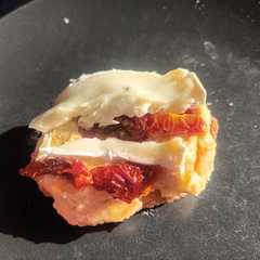 Una foto de Tostaditas con Hummus, Tomates Deshidratados y Queso Brie