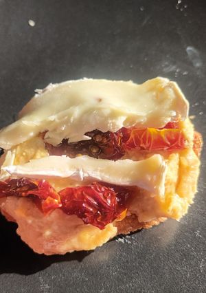 Una foto de Tostaditas con Hummus, Tomates Deshidratados y Queso Brie
