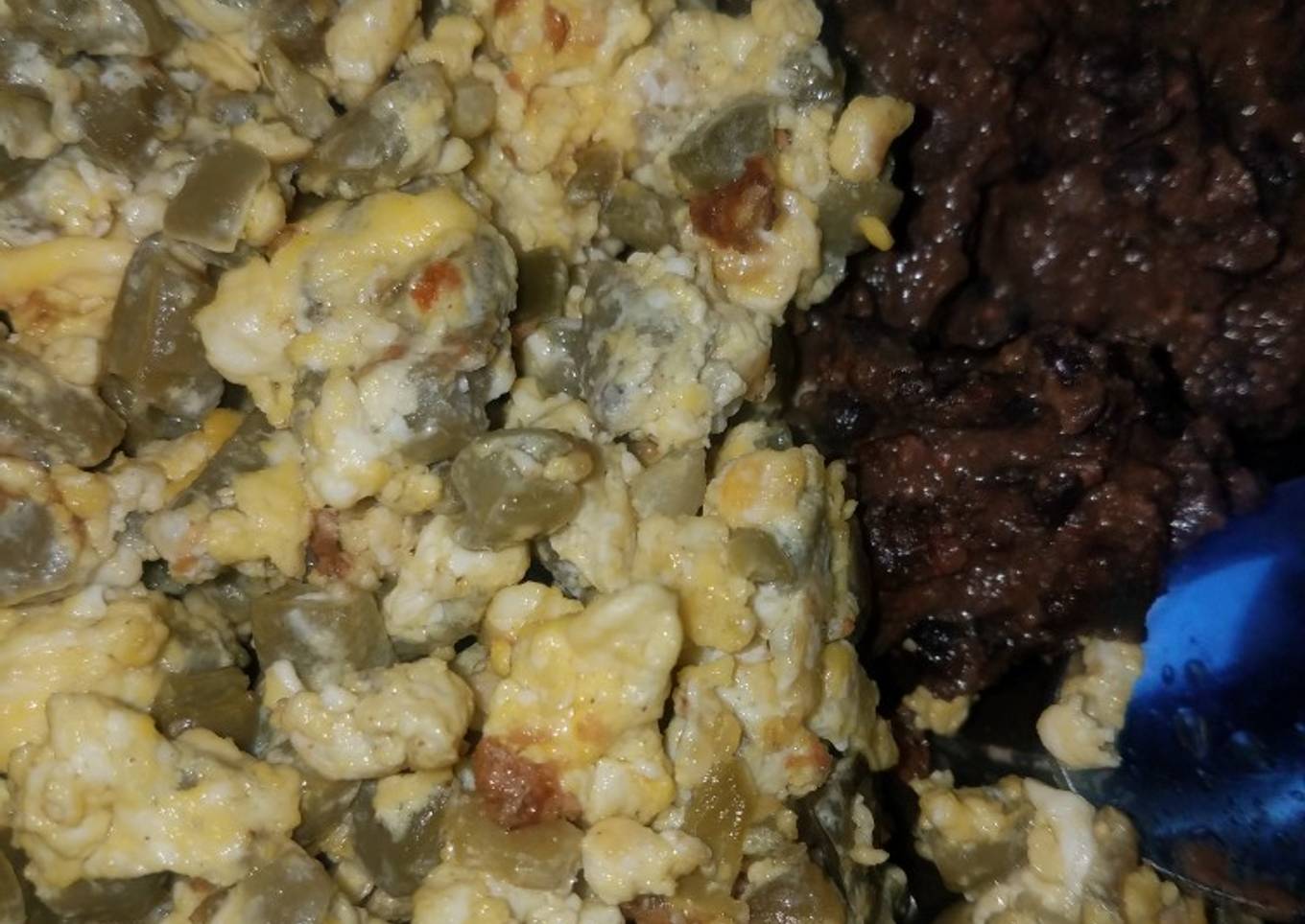 Nopales con huevo (cactus and scrambled eggs)