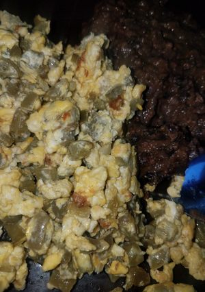 A picture of Nopales con huevo (cactus and scrambled eggs).