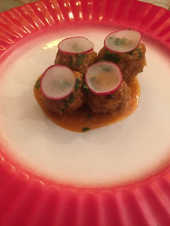 Una foto de Albóndigas de angus con salsa de avellanas, setas y pimiento choricero