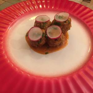 Albóndigas de angus con salsa de avellanas, setas y pimiento choricero