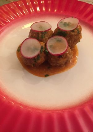 Una foto de Albóndigas de angus con salsa de avellanas, setas y pimiento choricero