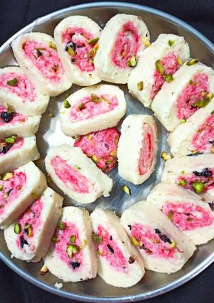 लॉकडाऊन कोकोनट बर्फी (coconut barfi recipe in marathi) रेसिपी चे मुख्य फोटो 