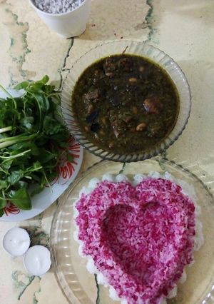 عکسی از دستور قرمه سبزی.. مامان آوینا جوون😍