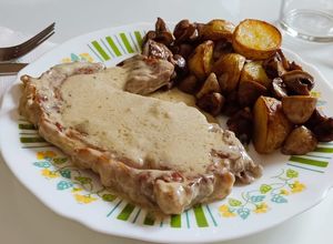 Una foto de Entrecot al roquefort con guarnición🥩🥔🍄