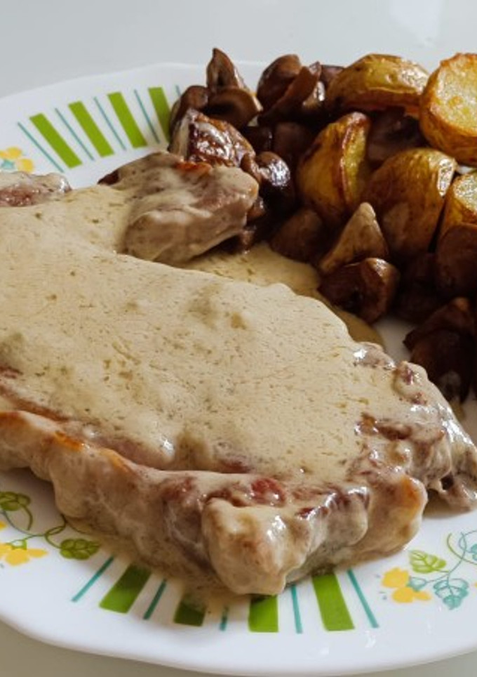 Una foto de Entrecot al roquefort con guarnición🥩🥔🍄