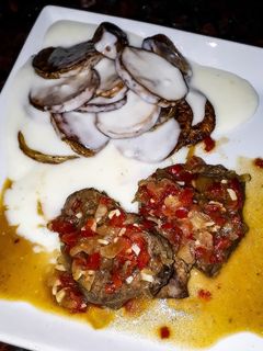 Una foto de Papas al horno c/ Salsa Blanca y Lomo a la "criolla" 😏😁