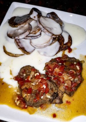 Una foto de Papas al horno c/ Salsa Blanca y Lomo a la "criolla" 😏😁