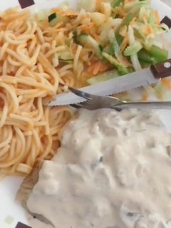 Una foto de Pescado con crema de champiñones