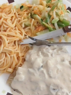 Una foto de Pescado con crema de champiñones
