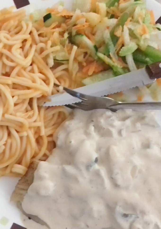 Una foto de Pescado con crema de champiñones