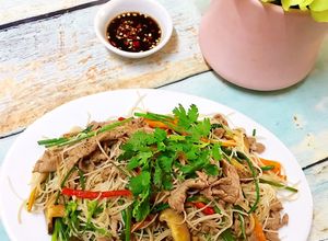 Hình của món Bún Gạo Xào Thịt Bò.