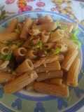 Rigatoni integrali con sgombro, sedano e olive taggiasche