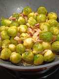 Wok de coles de Bruselas al ajillo