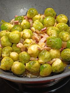Una foto de Wok de coles de Bruselas al ajillo