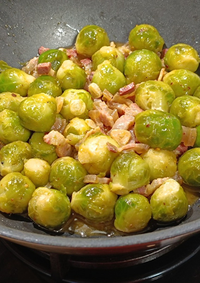 Una foto de Wok de coles de Bruselas al ajillo