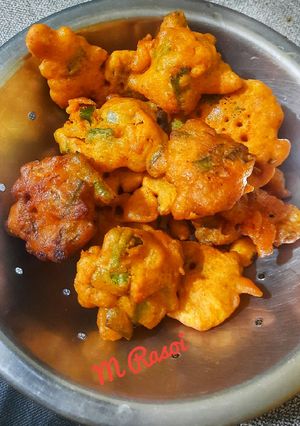 ओला कांदा भज्जी (Kanda Bhajji Recipe In Marathi) रेसिपी चे मुख्य फोटो 