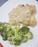 Pollo a la plancha con crema de maracuyá y espinacas