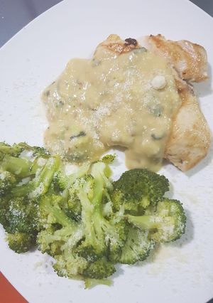 Una foto de Pollo a la plancha con crema de maracuyá y espinacas