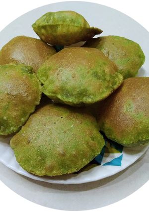 A picture of Palak puri.