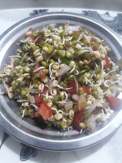 मूंग स्प्राउट्स चाट (Moong sprouts chaat recipe in hindi) रेसिपी मुख्य फोटो