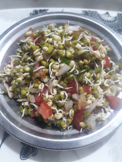 मूंग स्प्राउट्स चाट (Moong sprouts chaat recipe in hindi) रेसिपी मुख्य फोटो